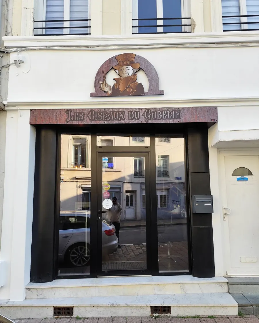 Devanture et enseigne sculptée du salon Les Ciseaux du Gobelin, rue des Religieuses Anglaises à Boulogne-sur-Mer
